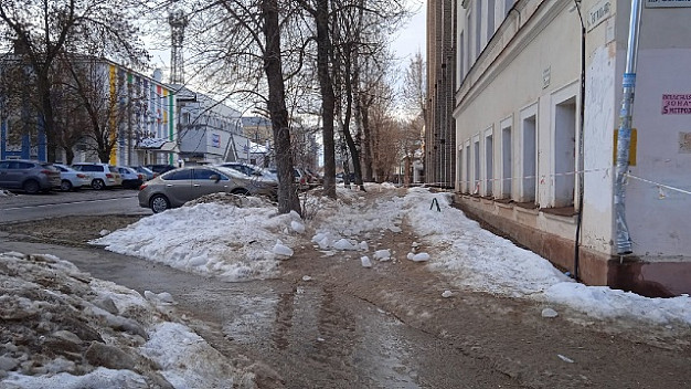 Ивановцы вынуждены идти по глыбам льда рядом со зданием сельхозакадемии